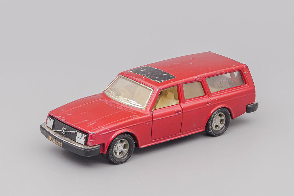 1:32 VOLVO 245 Estate, red - K-74-X1