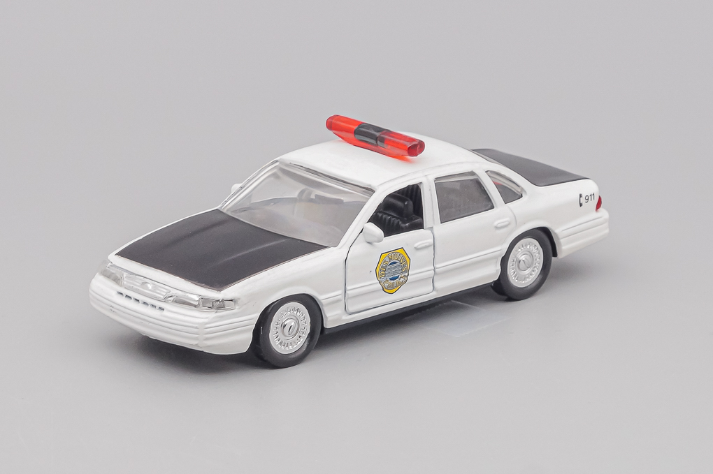 1:43 FORD Crown Victoria Des Moines Police, white / black - LOT01430