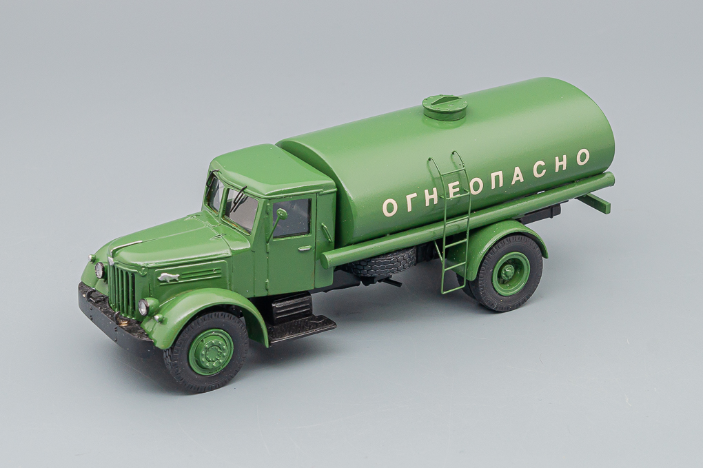 1:43 Минский-200 АЦ-8 топливозаправщик, зеленый - LOT01059