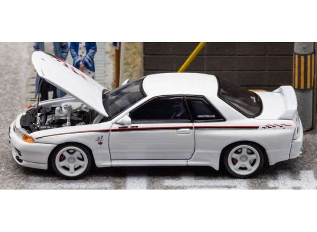 1:64 Nissan GTR-R32 with opening hood, white - FH008