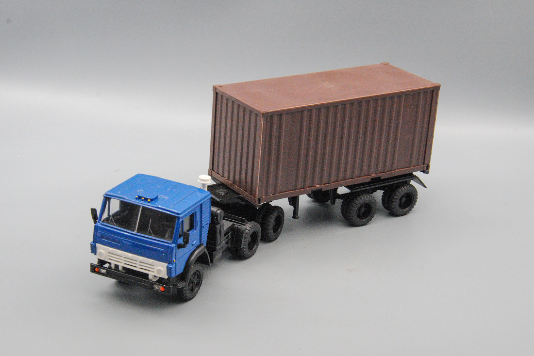 1:43 КАМАЗ 54112 Контейнеровоз, коричневый / синий - ELK-1142