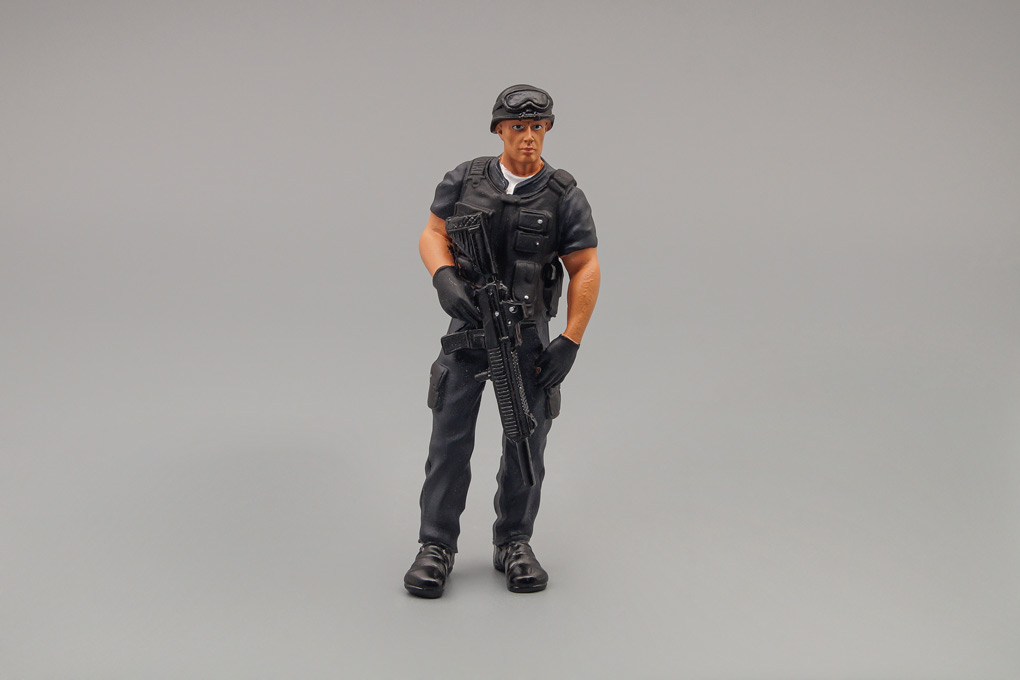 1:18 Фигурка Мужчина солдат с оружием (FIGURES SOLDATO COMANDANTE SWAT) - 77418