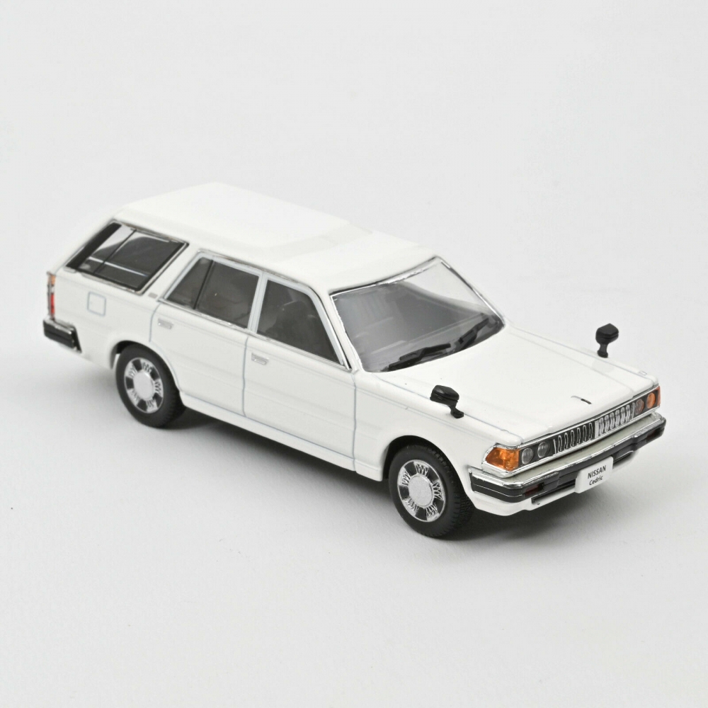 1:43 NISSAN Cedric Van Deluxe 1995 White - 420175