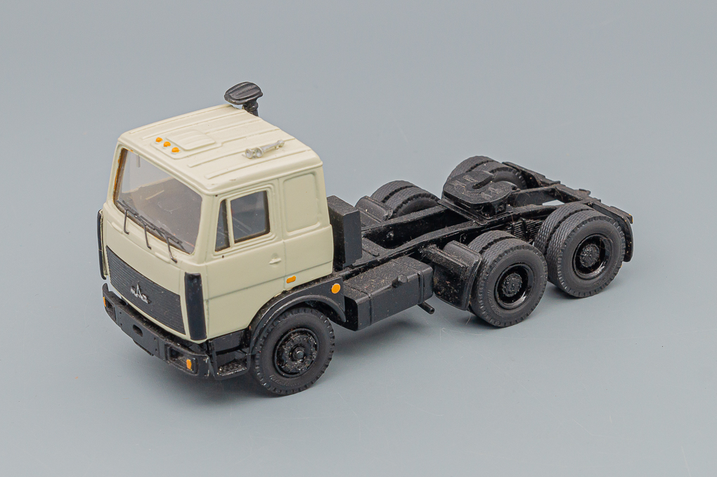 1:43 Минский-64222 седельный тягач, белый - LOT01084