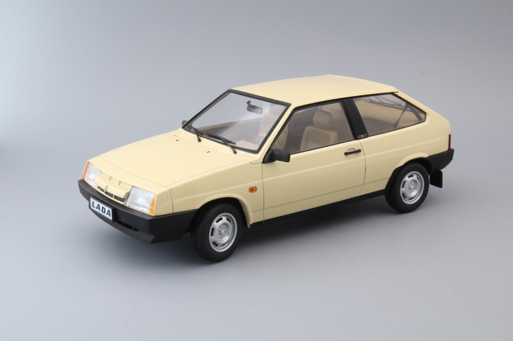 1:18 Волжский автомобиль 2108 Samara (1987), biege with brown interior - PSM-DC18003E