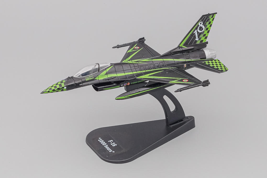 1:100 Самолет F16 ADF 1000 Hours - 48111