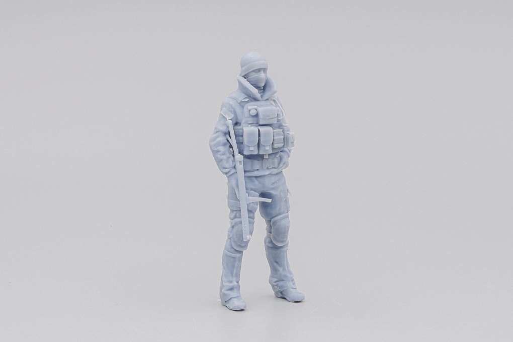 1:18 Фигурка Мужчина с оружием - вариант 2 (неокрашенная) - LOT01177