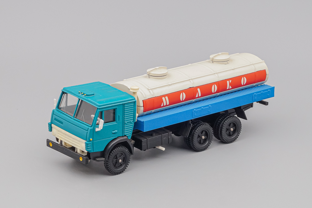 1:43 Камский 53212 молоковоз, зеленый - LOT01331