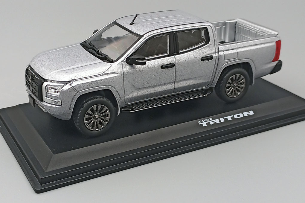 1:43 MITSUBISHI Triton (2023), silver - CM418SL