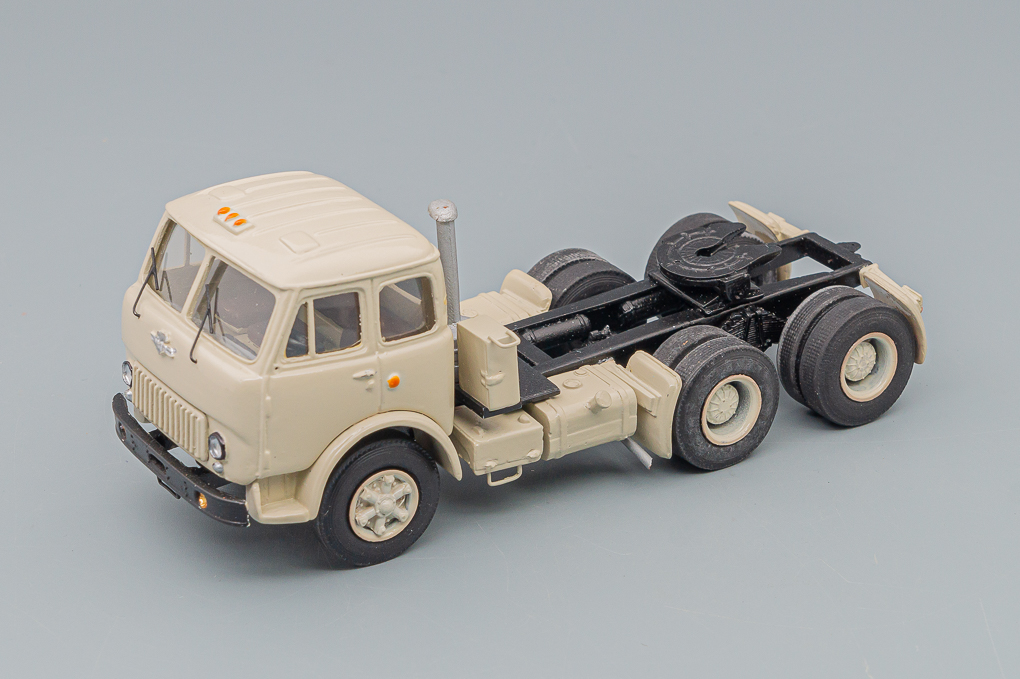 1:43 Минский-515Б седельный тягач, белый - LOT01085