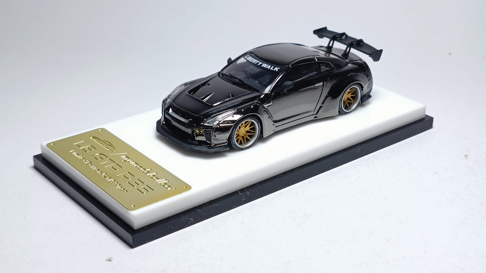 1:64 NISSAN GTR 1.5 *LB*, chrome gun grey - C640004E