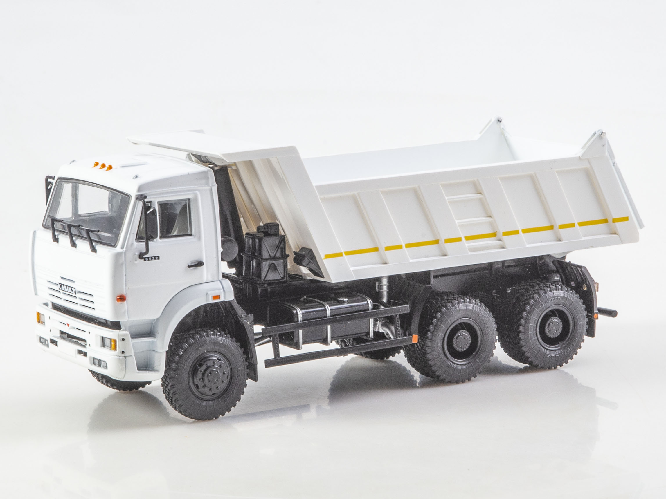 1:43 Камский грузовик 6522 самосвал, белый - 104134