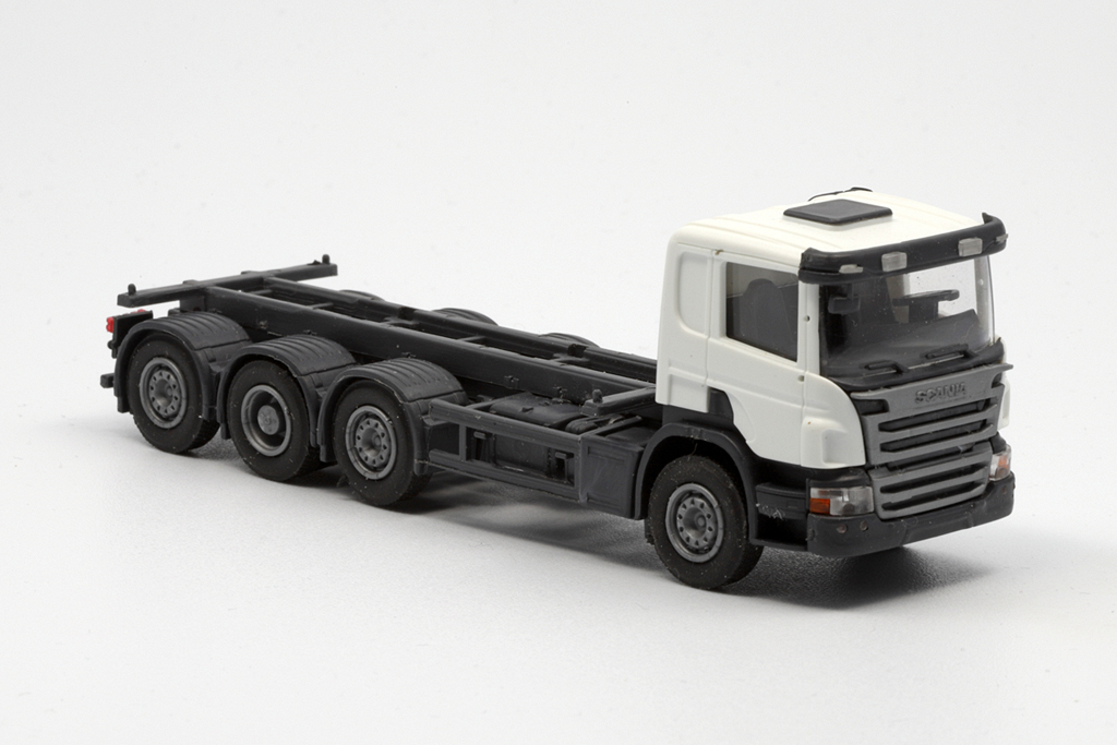 1:87 SCANIA P 8х2/4 контейнеровоз 20', белый - OLM115