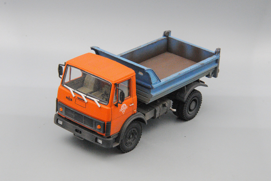 1:43 МАЗ-5551, оранжевый / синий (с элементами эксплуатации) - AMT017