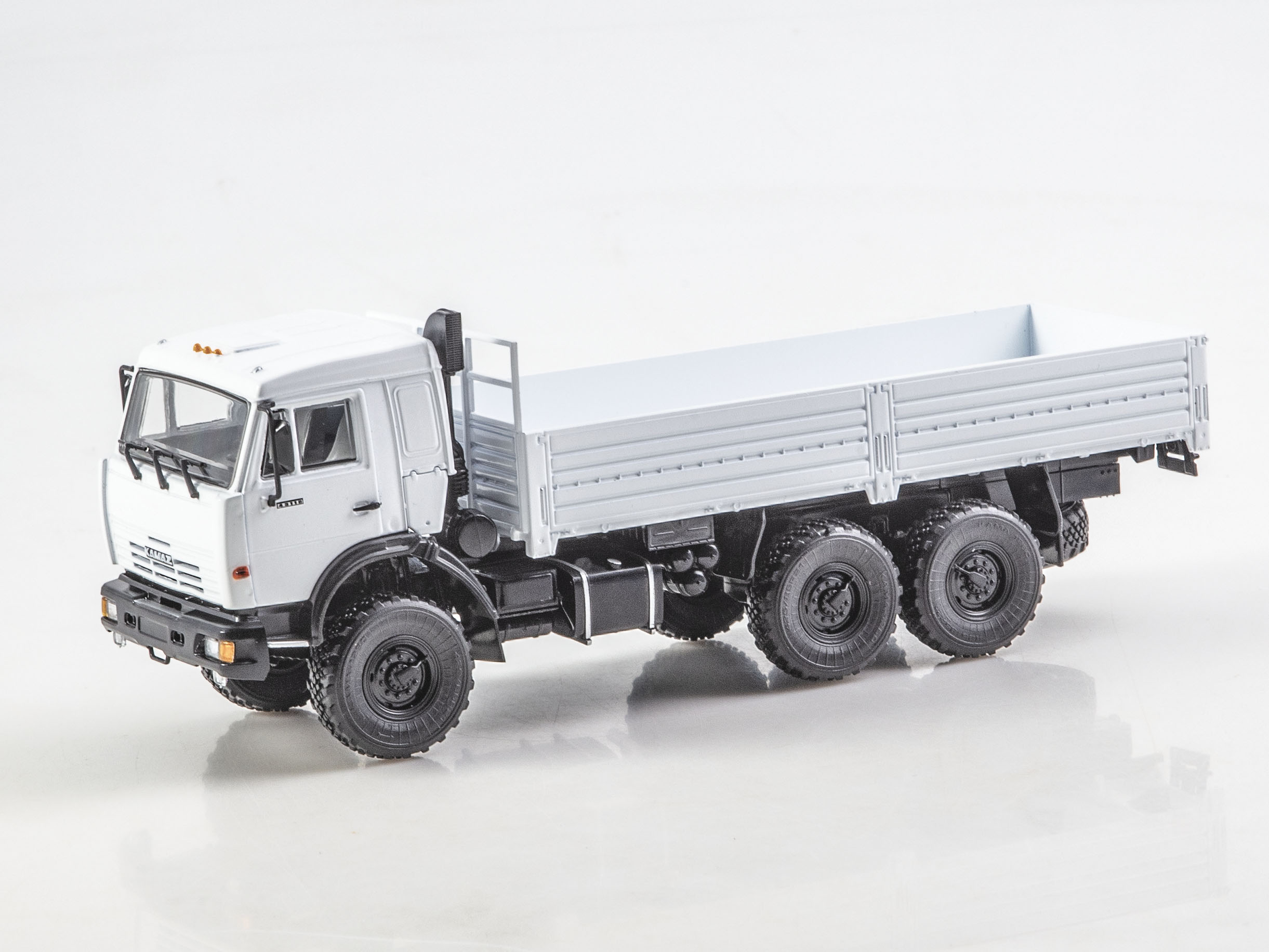 1:43 КАМАЗ 43118, серый - 104110