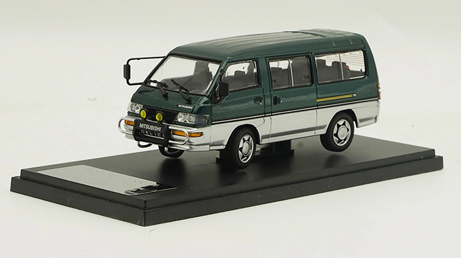 1:43 MITSUBISHI Delica Van (1986), green metallic / silver - TITMC022