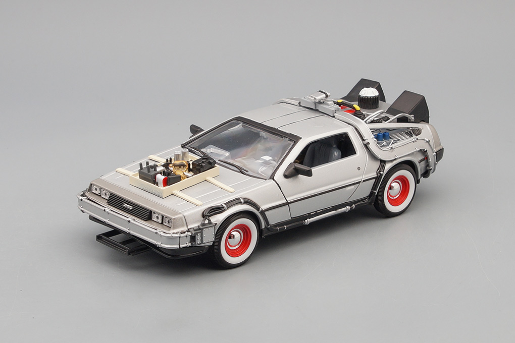 1:24 (Уценка!) DeLOREAN DMC12 'Back to the Future 3' из к/ф 'Назад в будущее 3' (1987), silver - 22444-Z2