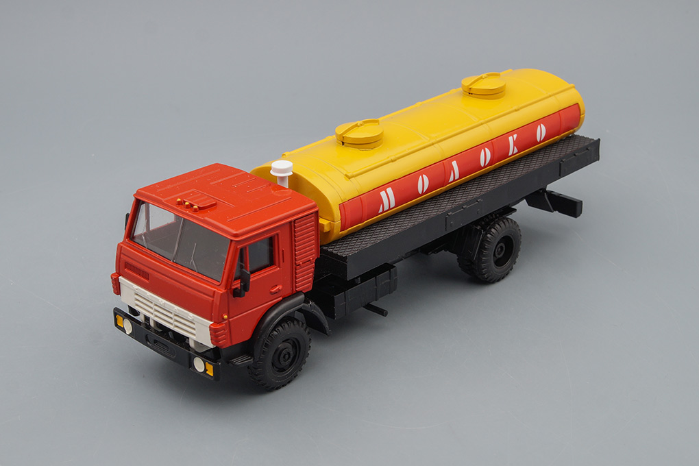 1:43 Камский 5325 цистерна Молоко, красный / оранжевый / черный - ELK-774