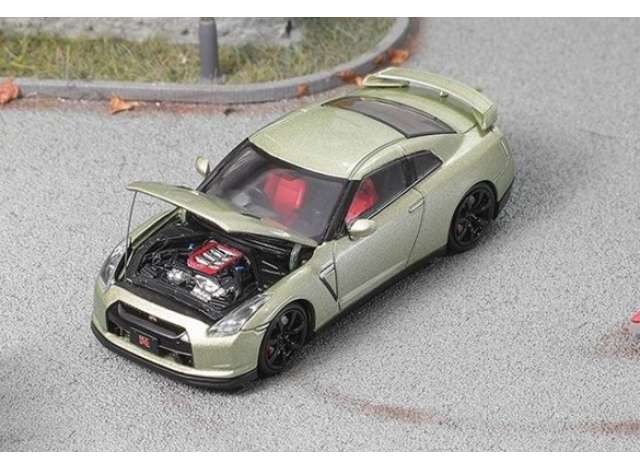 1:64 Nissan GTR-R35 with opening hood, gold - FH048