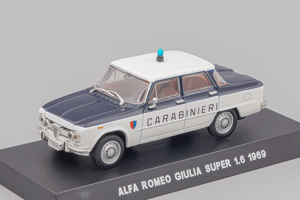 1:43 ALFA ROMEO Giulia Super 1.6 Carabinieri (1969), white / dark blue - CMC085