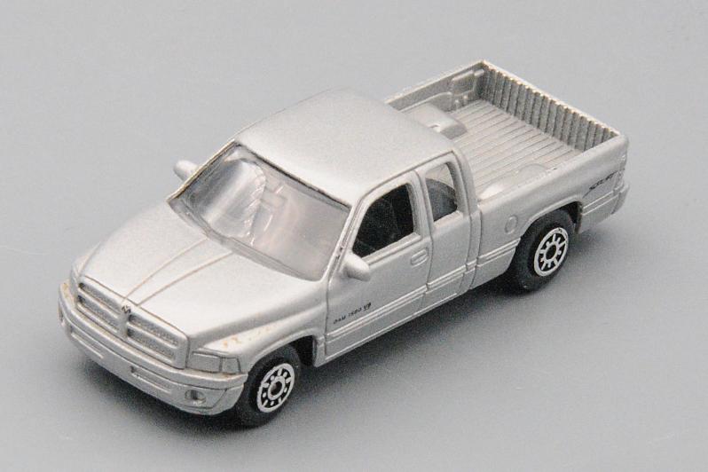 1:60 DODGE Ram Quad Cab 1500 Sport, silver - 52049W