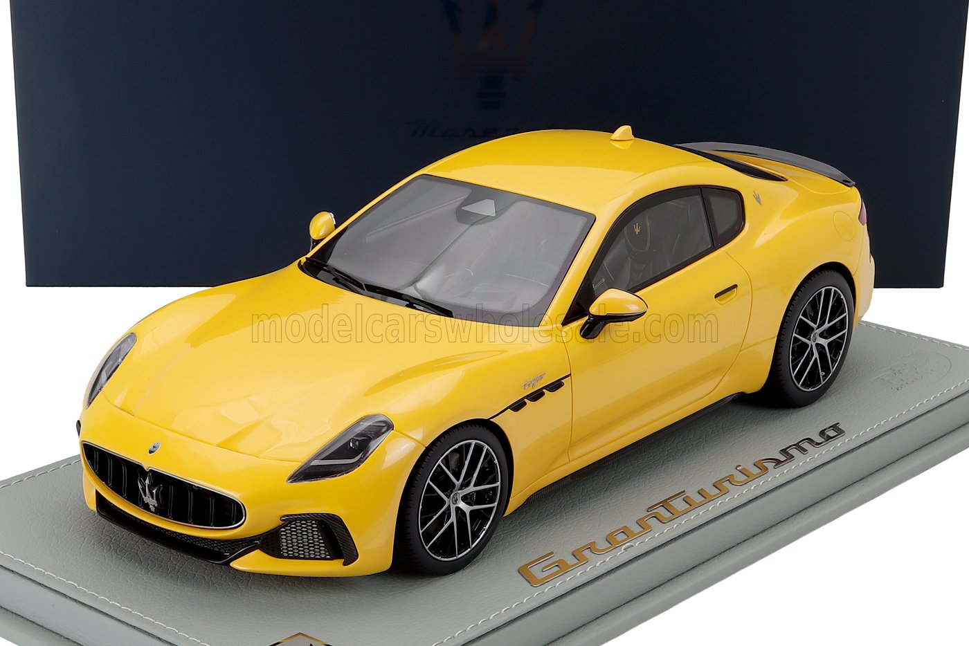 1:18 MASERATI Granturismo Trofeo (2023) - Con Vetrina - With Showcase, Giallo Corsa - Yellow - P18227CMAS-VET