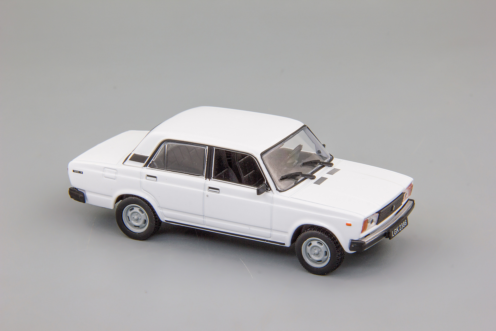 1:43 LADA 2105 Kultowe Auta 163, white - kul163