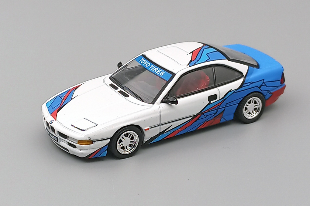 1:64 BMW 850 CSi (1992), white / blue / red - LL-028-215