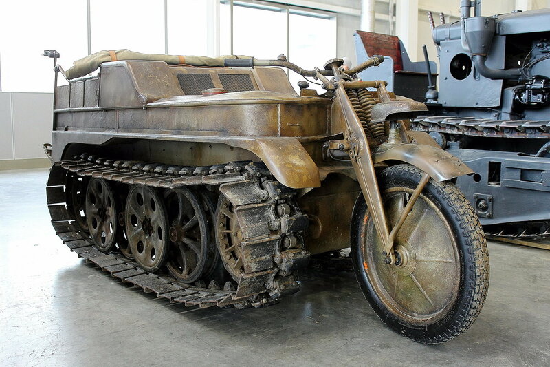 1:43 Сборная модель Sd.Kfz. 2 Kettenkrad HK 101 полугусеничный мотоцикл-вездеход. Вариант - Широкие гусеницы - АМ430164