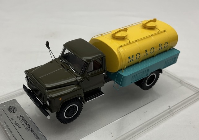 1:43 Автомобиль-цистерна АЦПТ-3,3 (53А) Молоко (1973), хаки / желтый / голубой - 105357