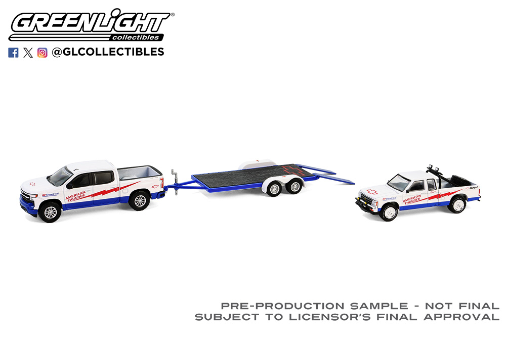 1:64 набор CHEVROLET Silverado 1500 2023 с прицепом-автовозом и CHEVROLET S-10 Baja 'American Thunder' (1989) - 31170C