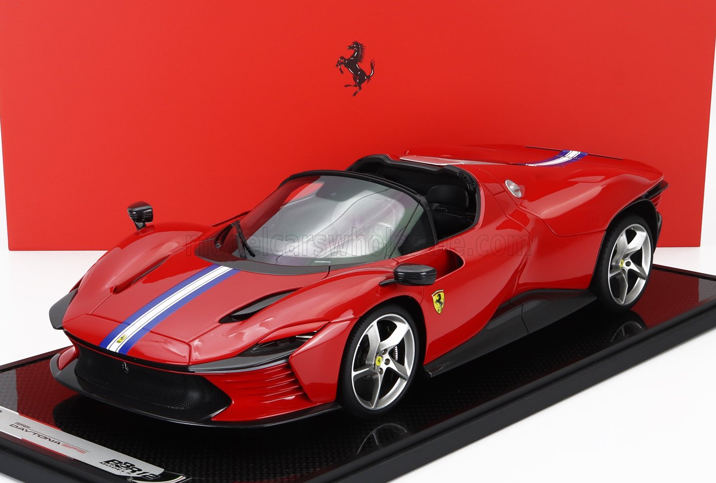 1:12 FERRARI Daytona Sp3 Serie Icona Open Roof (2022) - Con Vetrina - With Showcase, Rosso Corsa - Red - BBR1217C