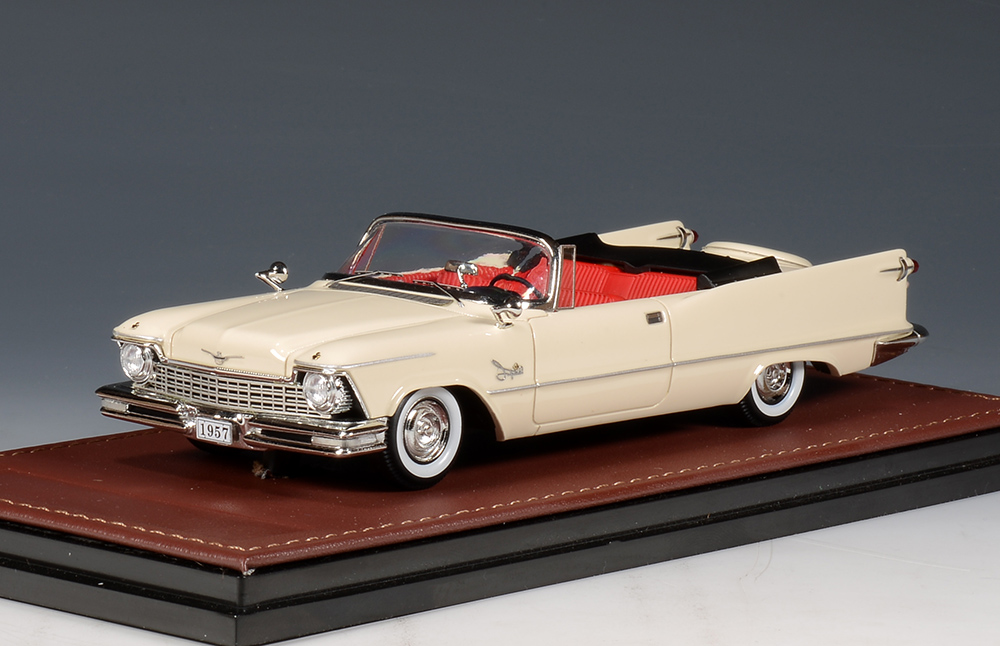 1:43 CHRYSLER Imperial Crown Convertible (открытый, одиночные фары) (1957), Desert Beige - GLM132201