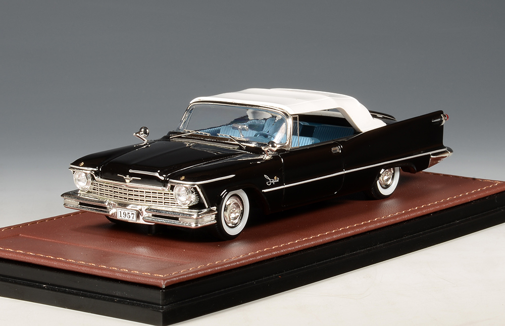 1:43 CHRYSLER Imperial Crown Convertible (закрытый, одиночные фары) (1957), black - GLM132204