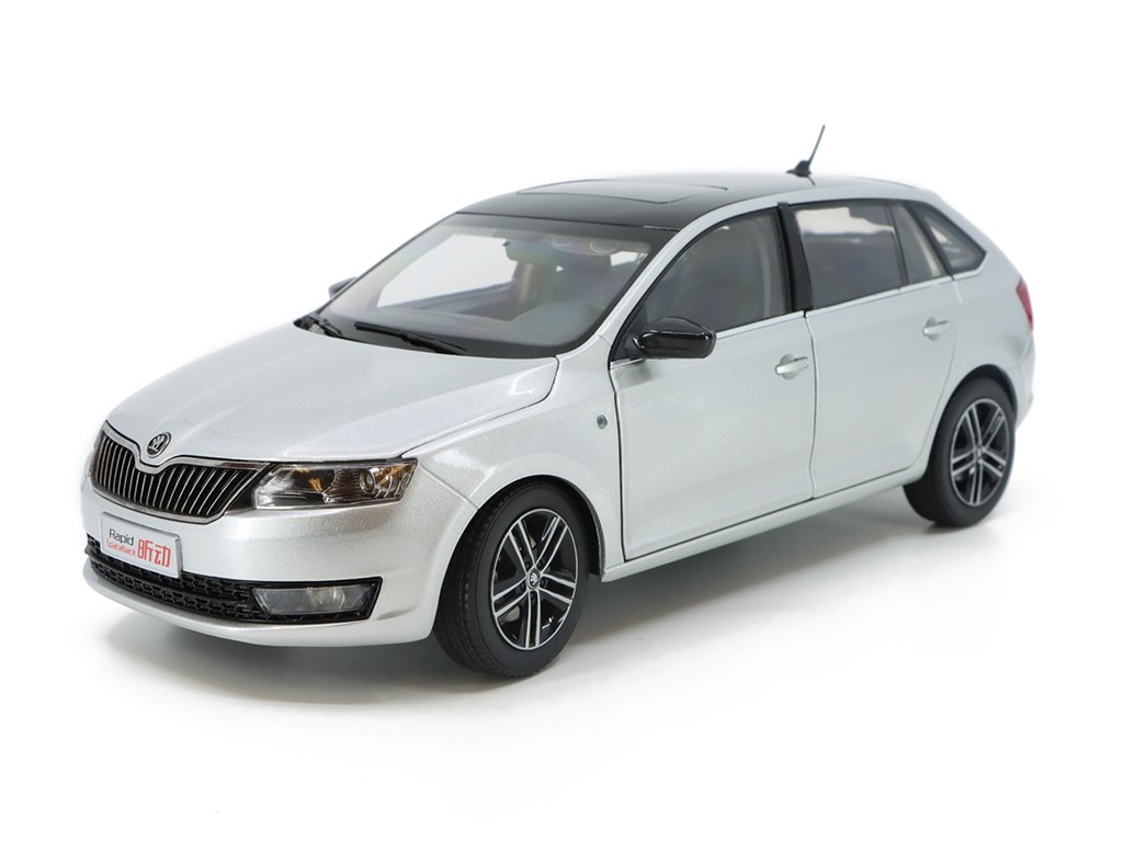 1:18 SKODA Rapid Spaceback (2013), Stříbrná Metalíza - 118SVW-030SA
