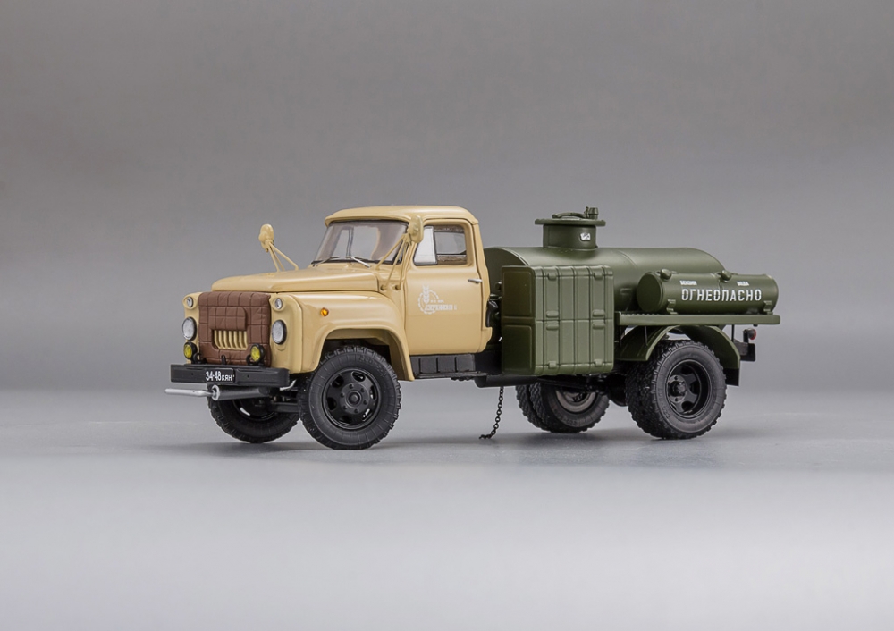 1:43 Автомобиль-топливозаправщик МЗ-3607 колхоз им. Дзержинского (1973), бежевый / хаки - 105226