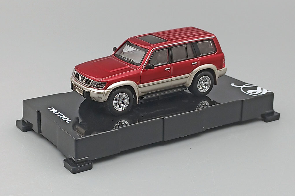 1:64 NISSAN Patrol Y61 (1997), red / white gold - 175556GR