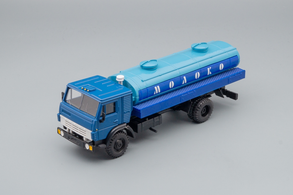 1:43 Камский 4325 цистерна Молоко, синий / голубой - ELK-668