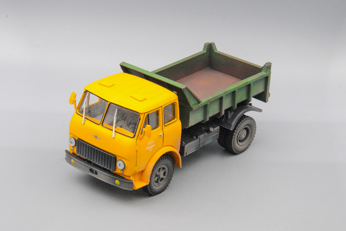 1:43 МАЗ-503Б, желтый / зеленый (с элементами эксплуатации) - AMT018