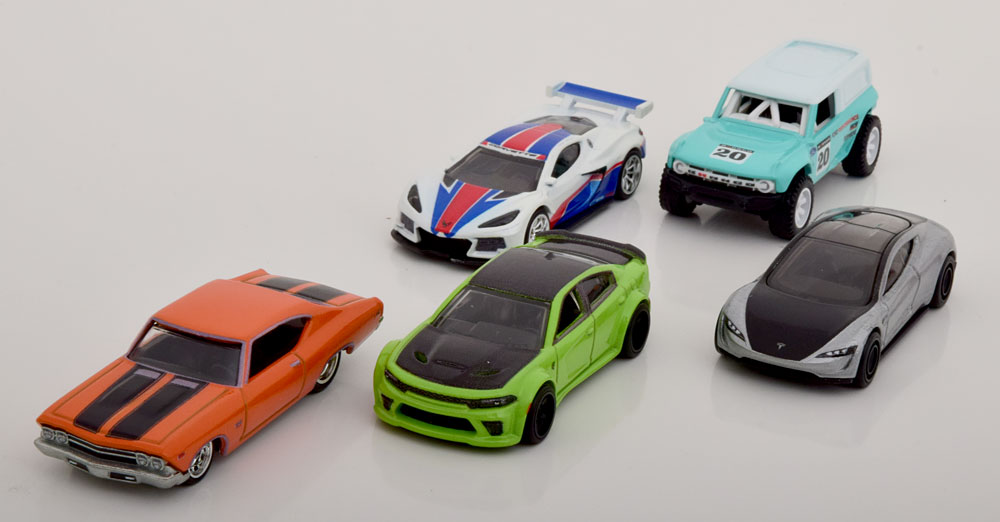 1:64 AMERICAN SCENE SET Corvette C8.R, Chevell SS, Ford Bronco R Dodge Charger Hellcat  Tesla Roadster in Container packaging - HFF44