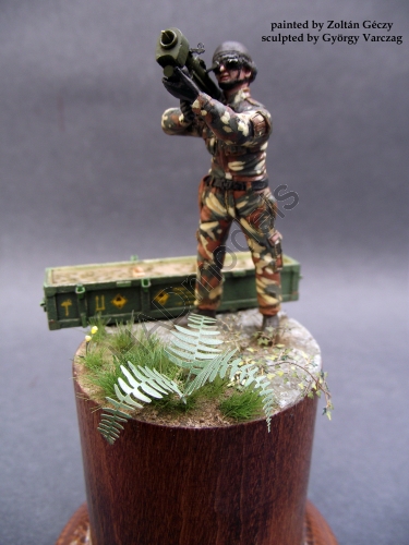 1:35 Hungarian Igla Missile operator set with original lasercutted WOOD box, PE set and decal - 535001