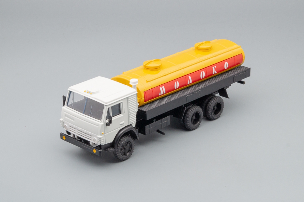 1:43 Камский 4325 цистерна Молоко, белый / желтый / красный / черный - ELK-656