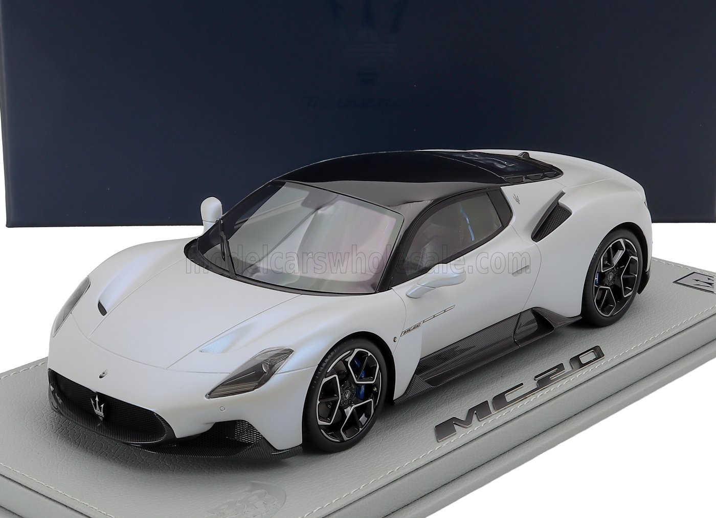 1:18 MASERATI Mc20 (2020) - Con Vetrina - With Showcase, Bianco Audace - White - P18191AMAS-VET