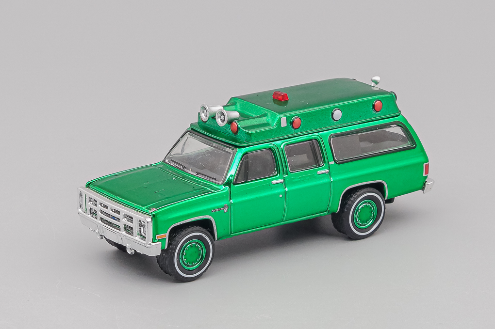 1:64 (Greenlight!) CHEVROLET Suburban K20 Custom Deluxe Ambulance 1983, green - 30508G