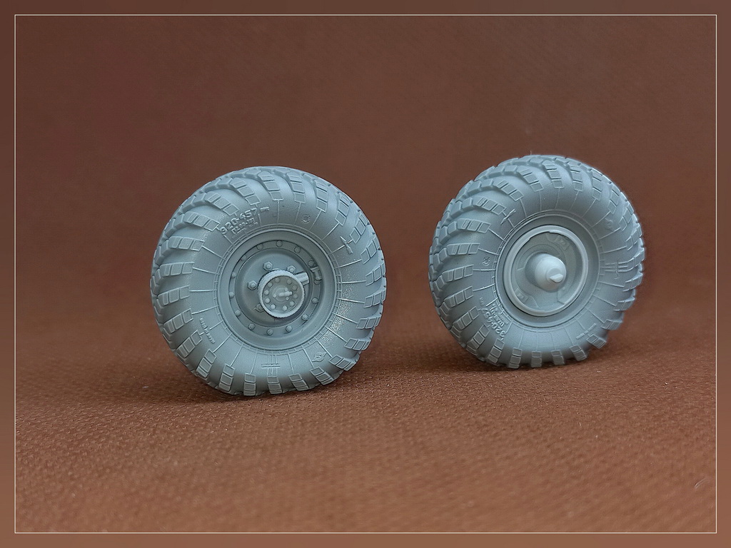 1:35 Набор колес под нагруэкой для Горький-66 (4шт плюс запаска) - 35271