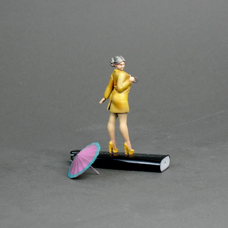 1:24 Фигура Девушка с зонтом (масштаб 1:24), окрашенная - MPF24-015okr