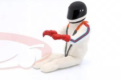 1:18 Фигурка сидящего гонщика в черном шлеме (1978) - AE180208