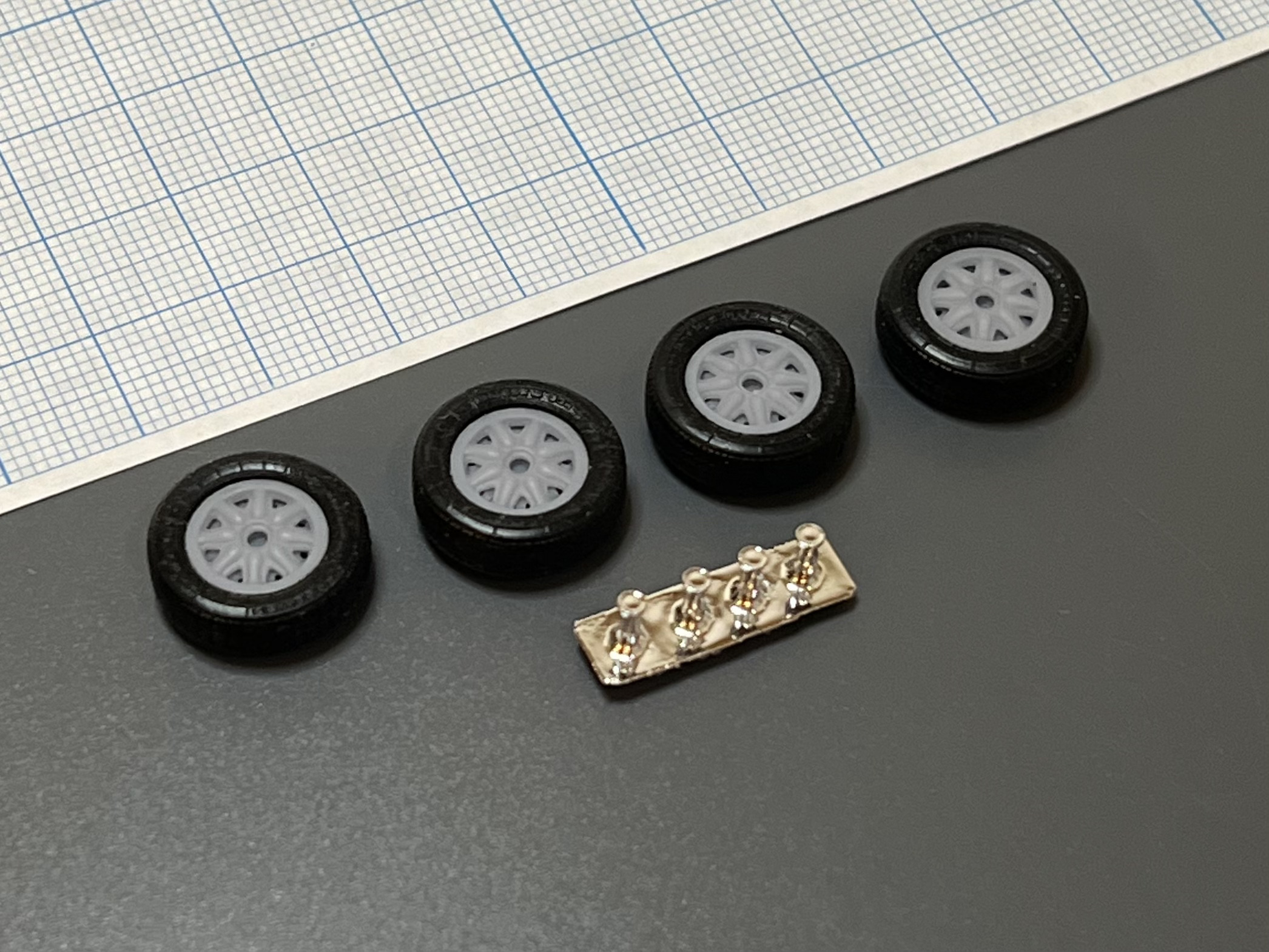 1:43 Диски ГАЗ-3110 с колпаками 'ромашками' и резиной Я-456 Medved - MAX-D191