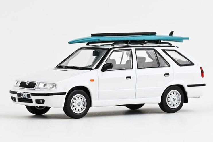 1:43 SKODA Felicia FL Combi (1998). белый с багажником на крыше и доской для серфинга - 730EB