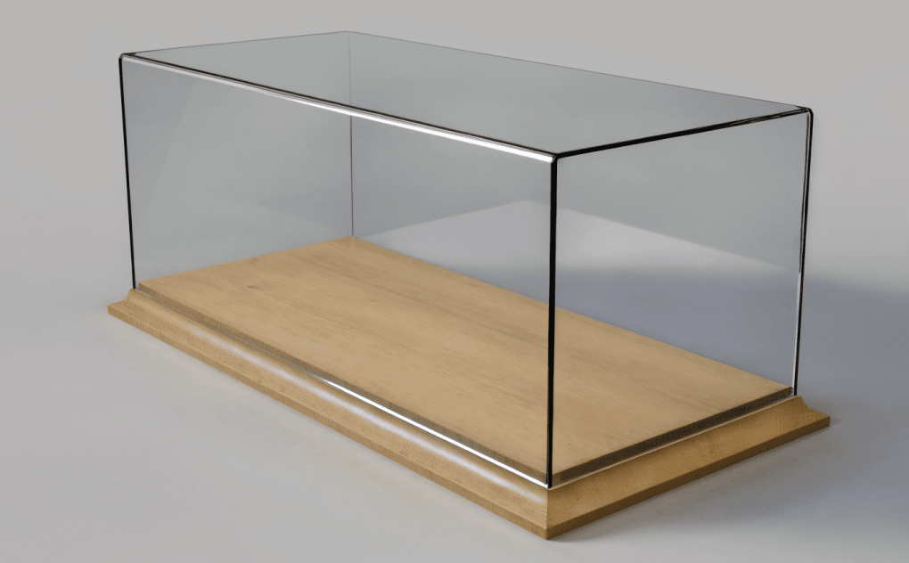 1:24 Бокс акриловый для легковых автомобилей 1/24 на деревянном основании - LCB005D